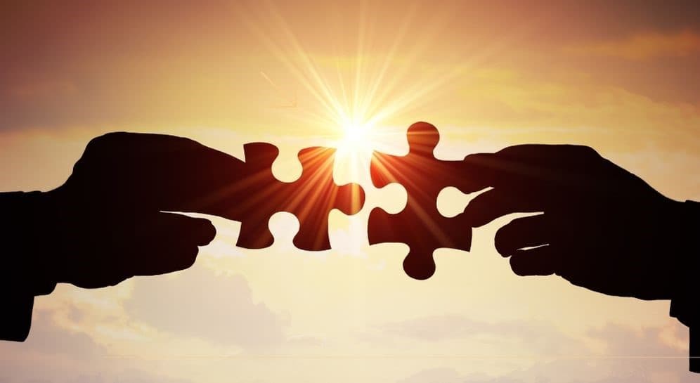 Puzzelstukjes met een zonsondergang op de achtergrond